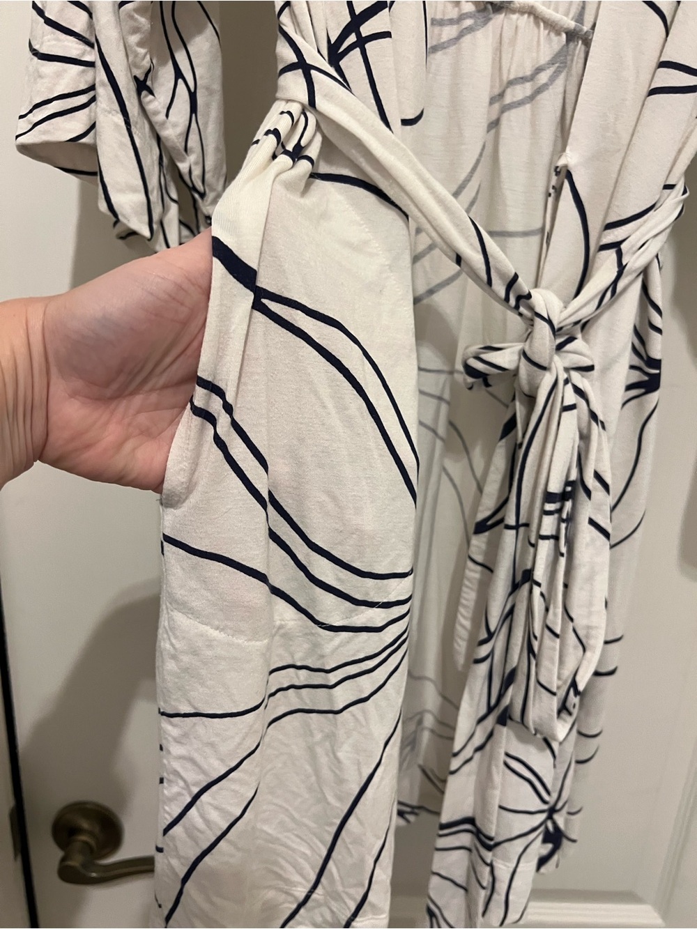 Soma White Kimono Robe with Navy Floral Line Print—very good condition! - Picture 4 of 7